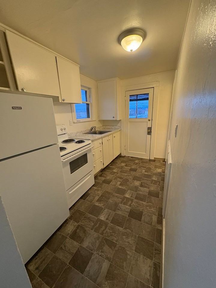 440 N Grape St - Photo 7 of 10