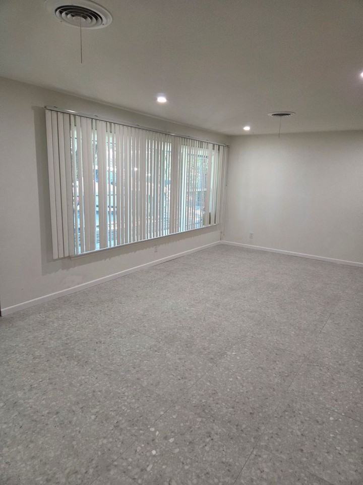 502 Sunrise Cir - Photo 7 of 43