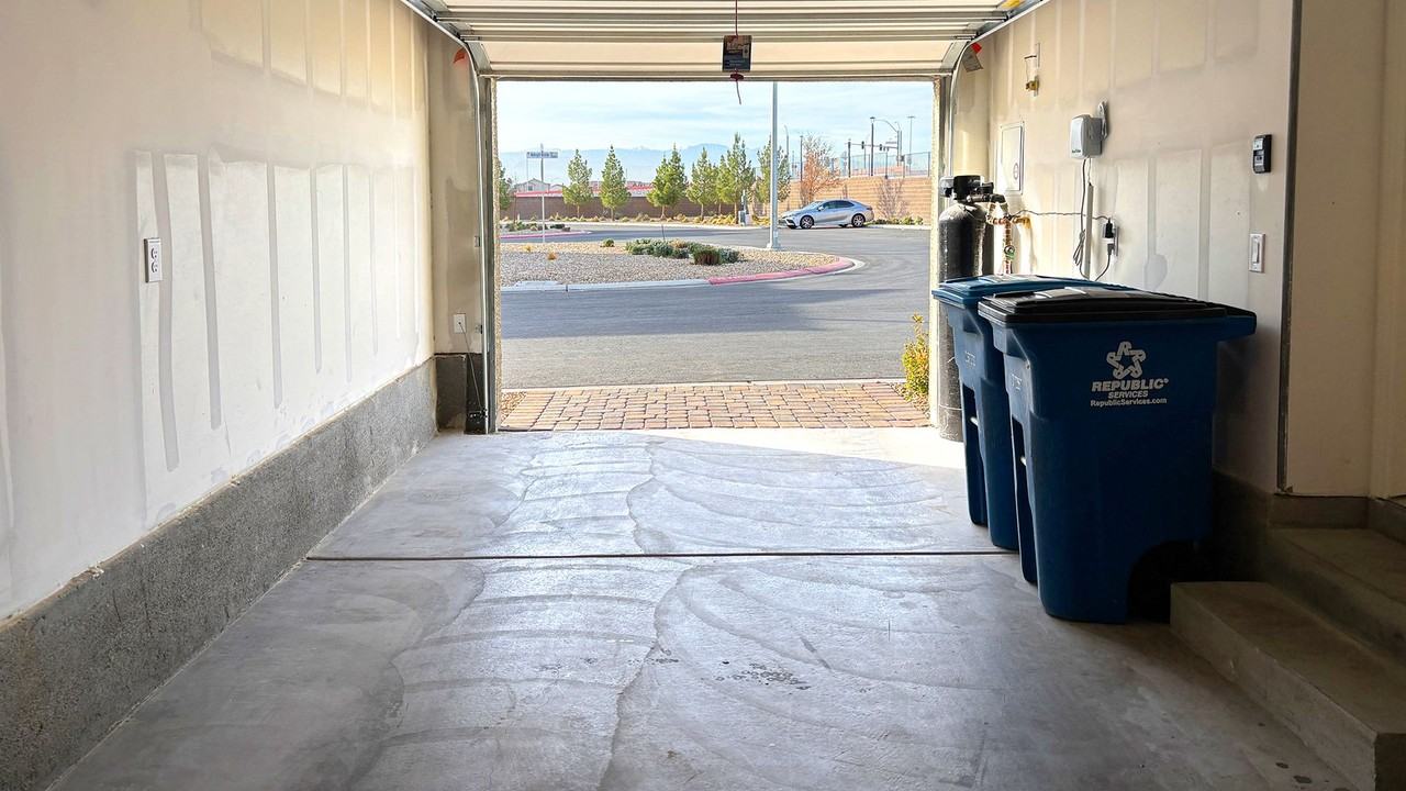 7030 Skyline Blue St - Photo 3 of 38