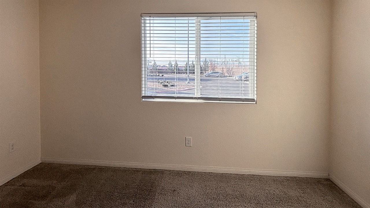 7030 Skyline Blue St - Photo 7 of 38