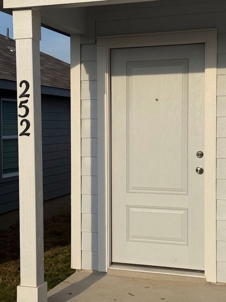 252 Ottaway Way - Photo 2 of 28