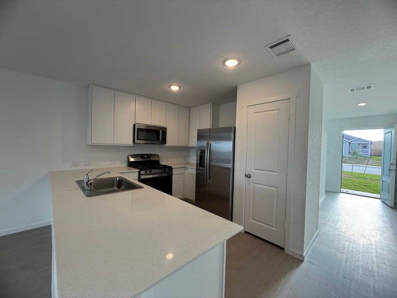 252 Ottaway Way - Photo 5 of 28