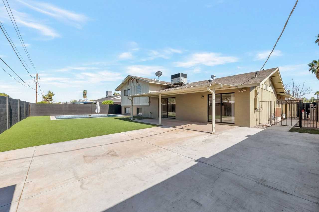 1412 E Laguna Dr - Photo 3 of 34