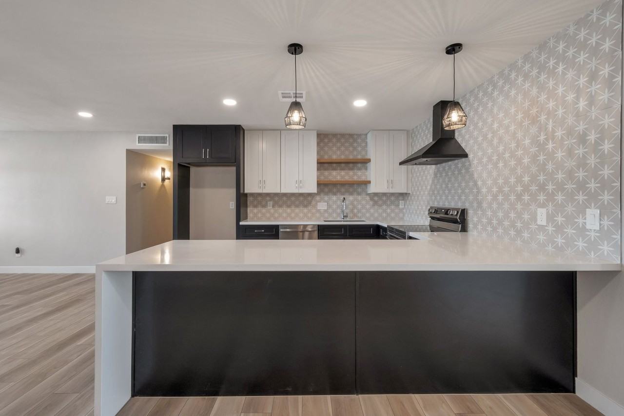 630 E Laguna Dr - Photo 6 of 25