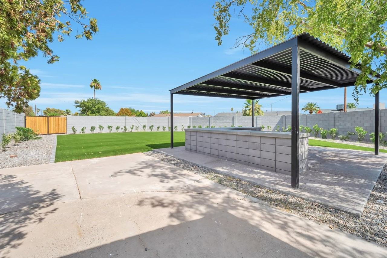 1930 E Palmcroft Dr - Photo 2 of 32