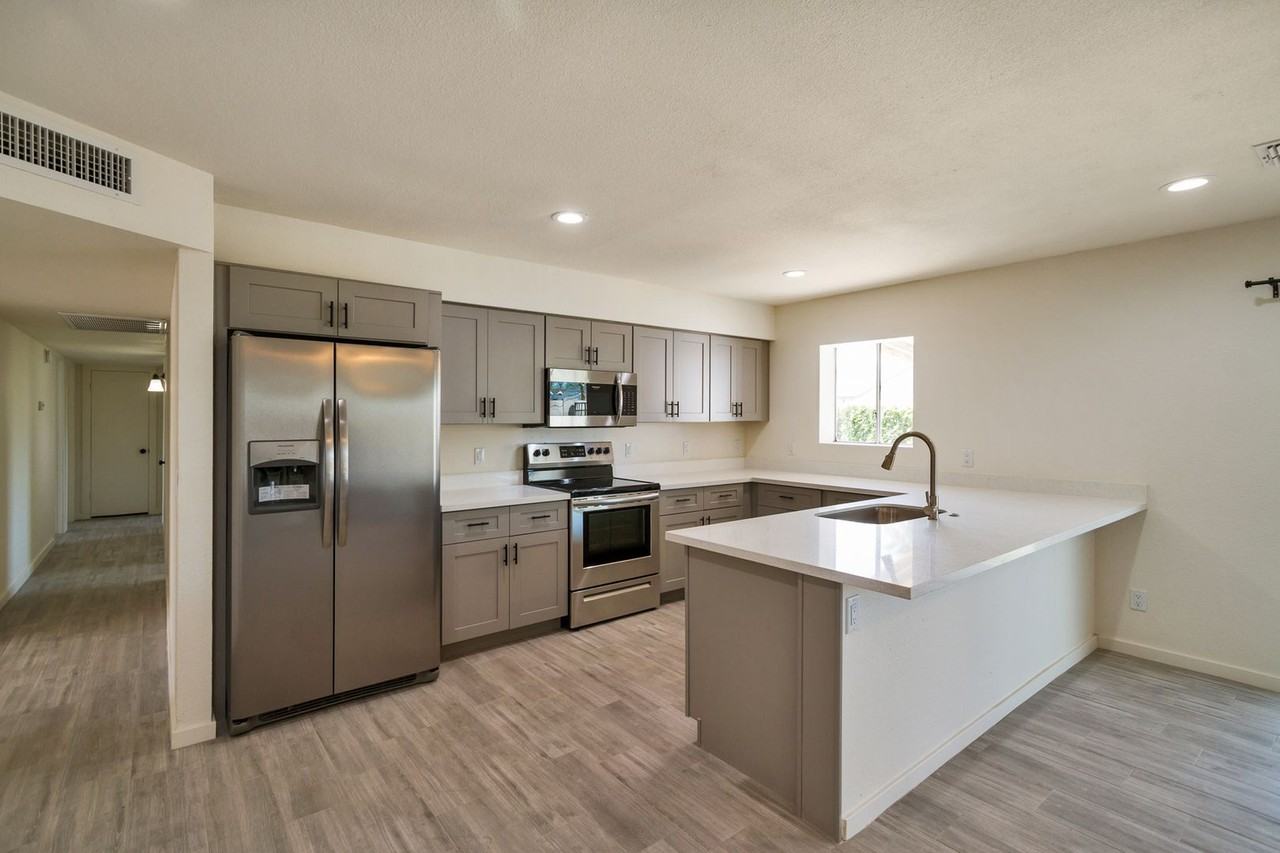 507 E Riviera Dr - Photo 2 of 15