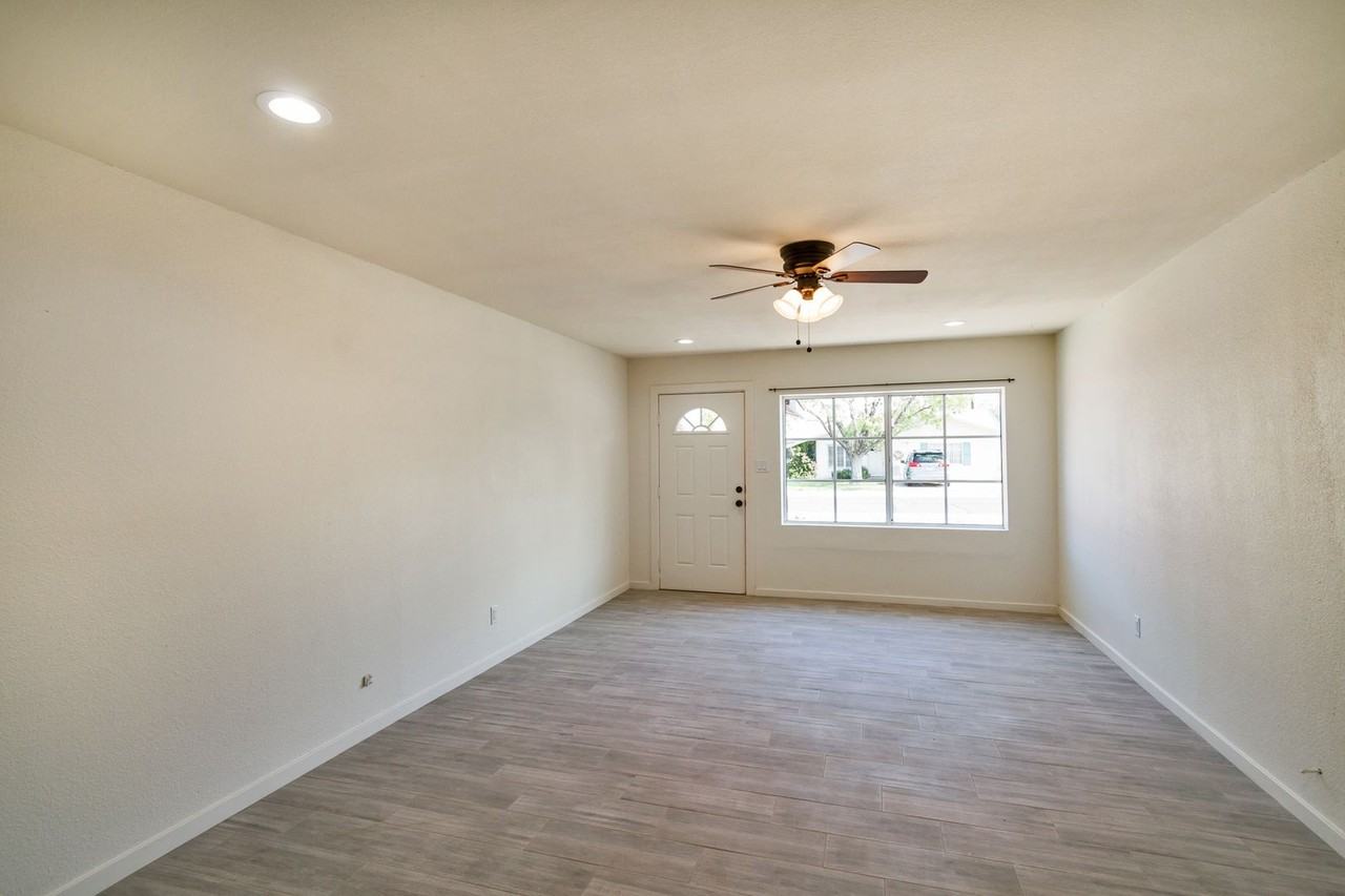 507 E Riviera Dr - Photo 5 of 15