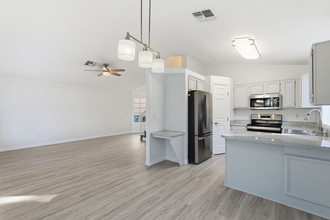 19016 N 37th St - Photo 2 of 33