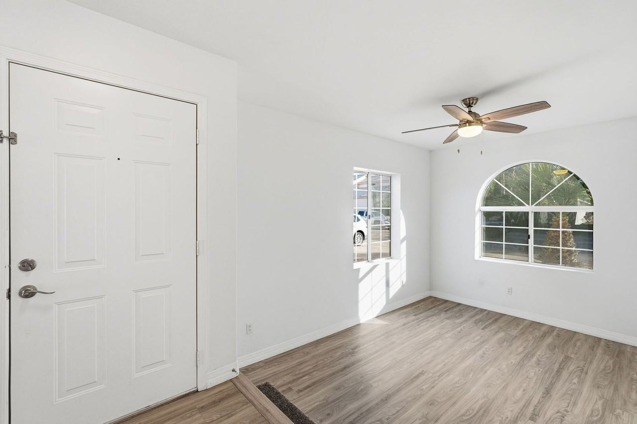 19016 N 37th St - Photo 5 of 33