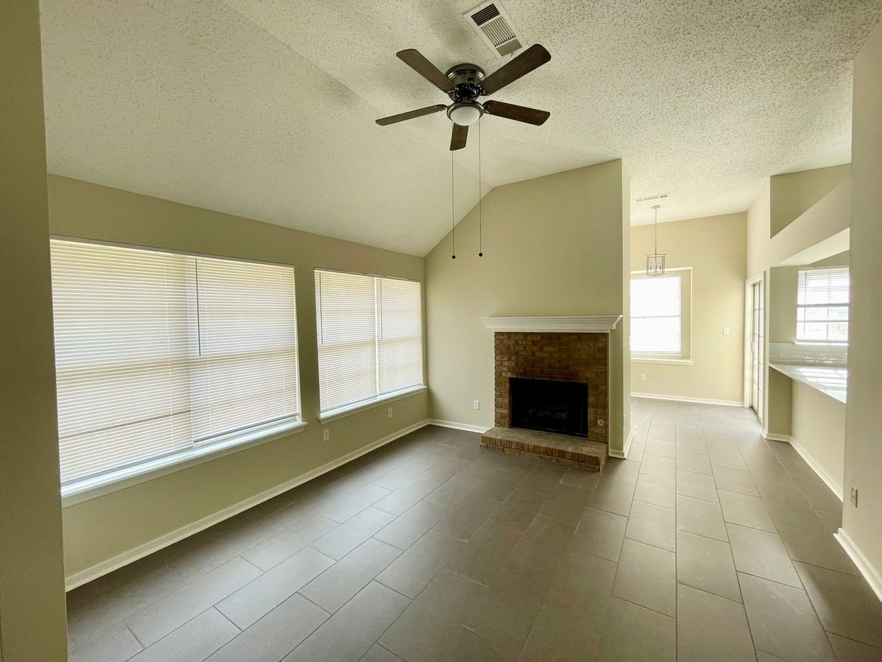 810 Harbor Bend Dr - Photo 2 of 17