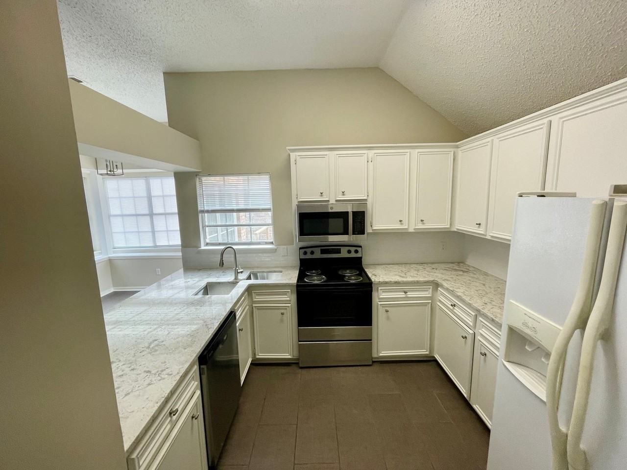 810 Harbor Bend Dr - Photo 4 of 17