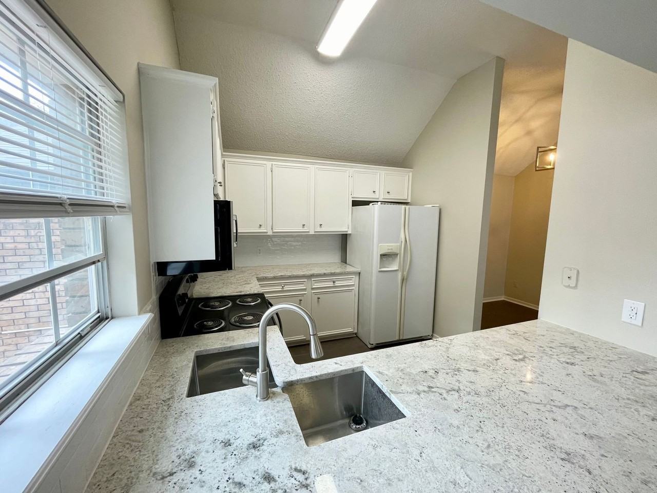 810 Harbor Bend Dr - Photo 5 of 17