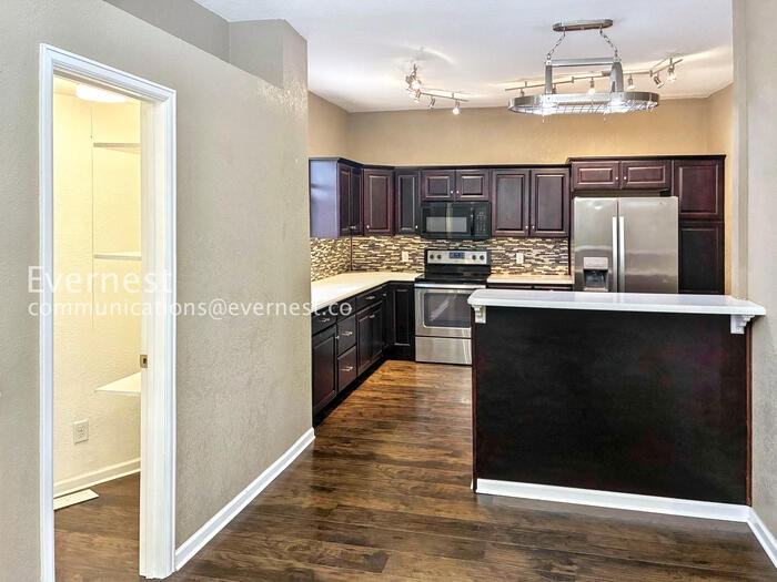 1018 14th St - Photo 4 of 50