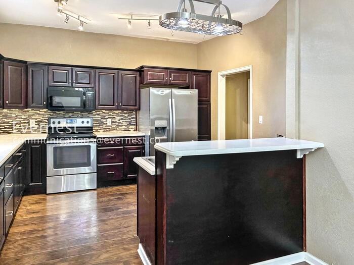 1018 14th St - Photo 5 of 50