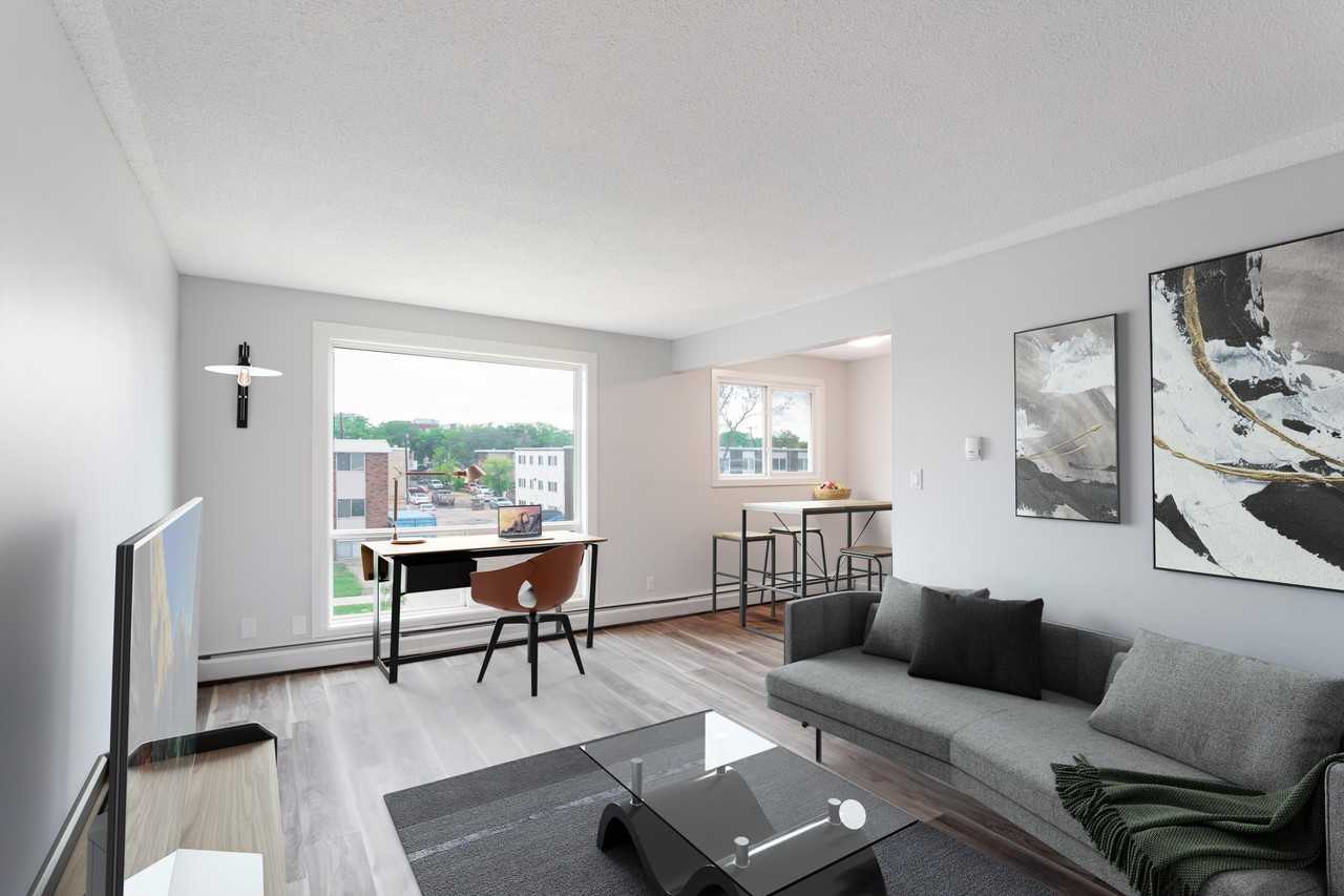 Robin Manor - Photo 2 of 15