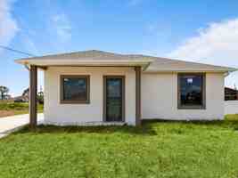 featured image of 8014 Mangrove Cir #1