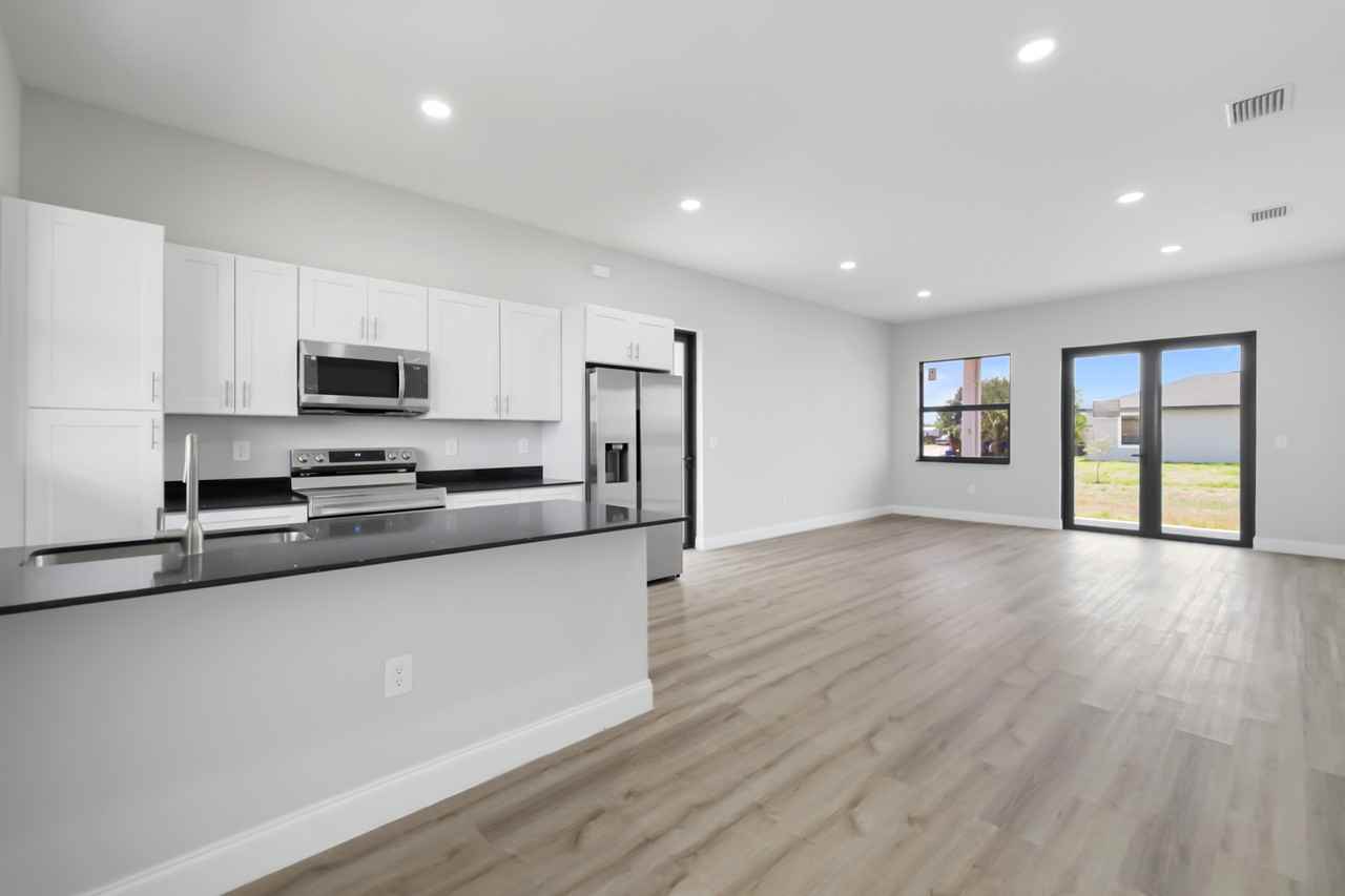 8014 Mangrove Cir #1 - Photo 7 of 29