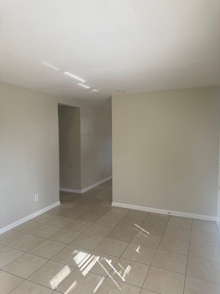 903 Parkwood Ave - Photo 7 of 22