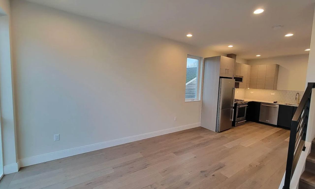 555 Highland Dr - Photo 3 of 15