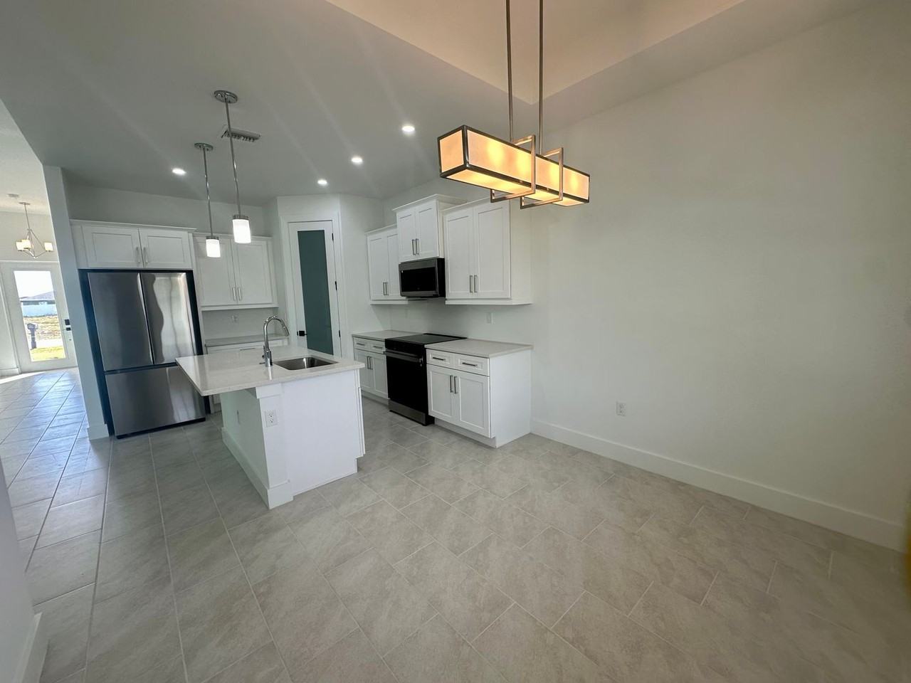 833 Ne 11th St - Photo 6 of 15