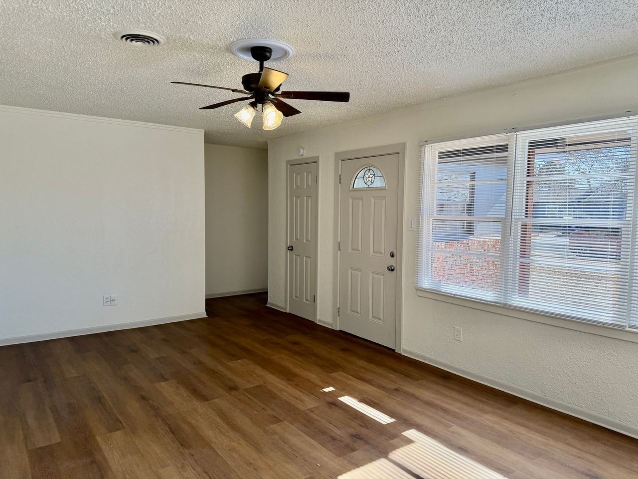 2220 38th St - Photo 5 of 28