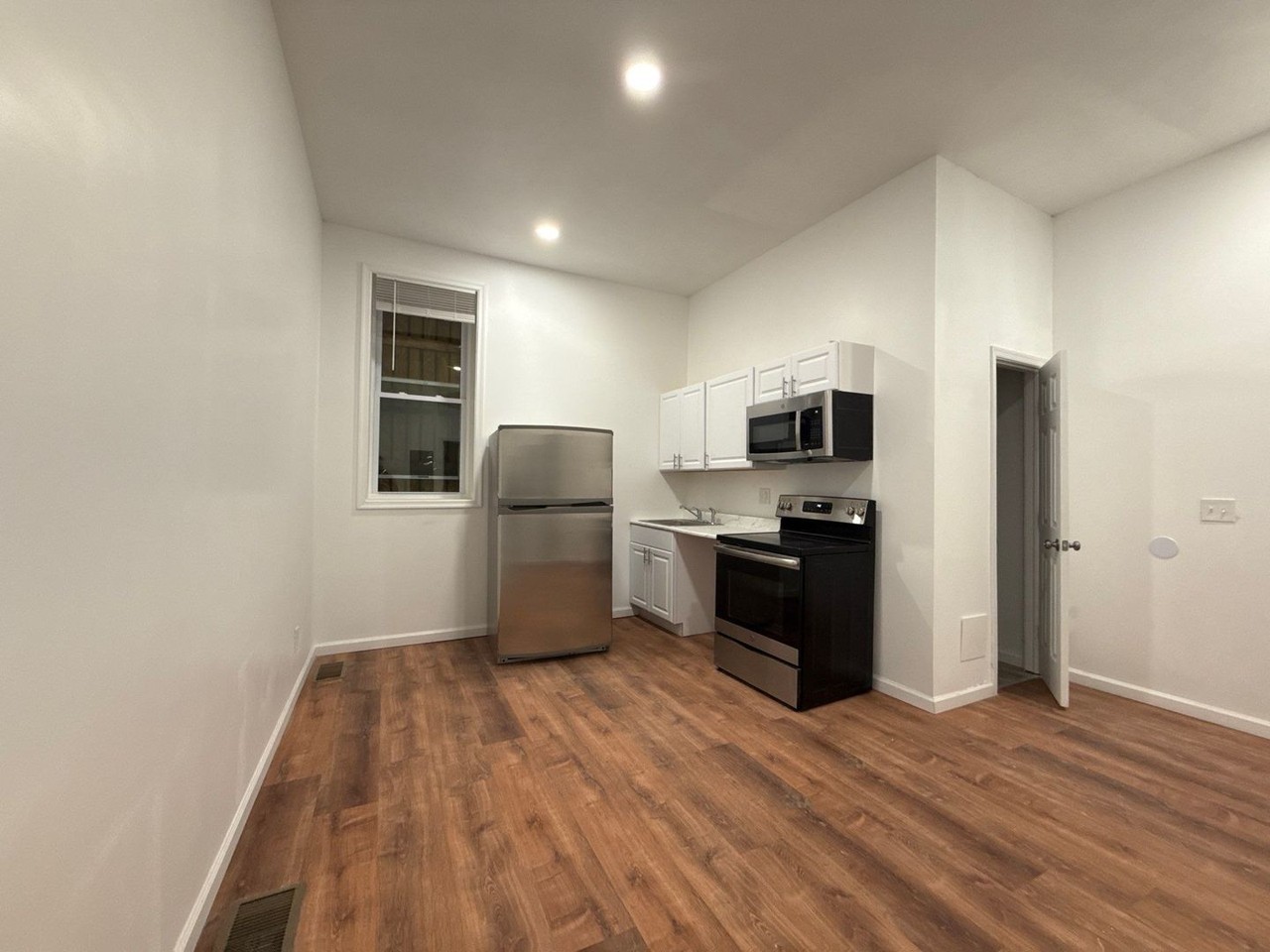 318 N Paca St - Photo 2 of 7