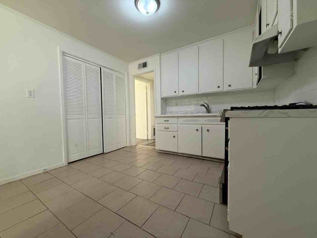 426 Brookview Dr - Photo 2 of 12