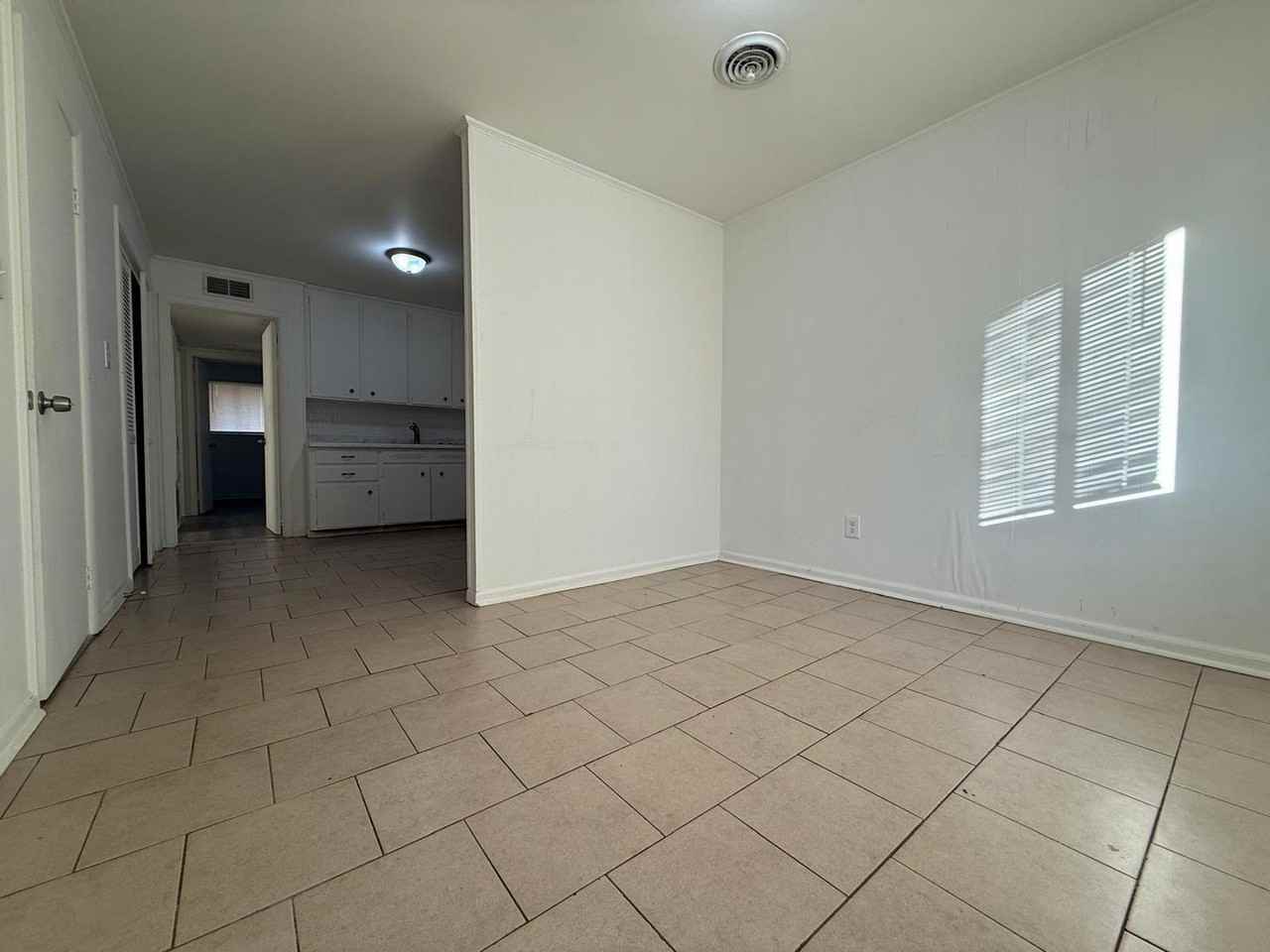 426 Brookview Dr - Photo 3 of 12