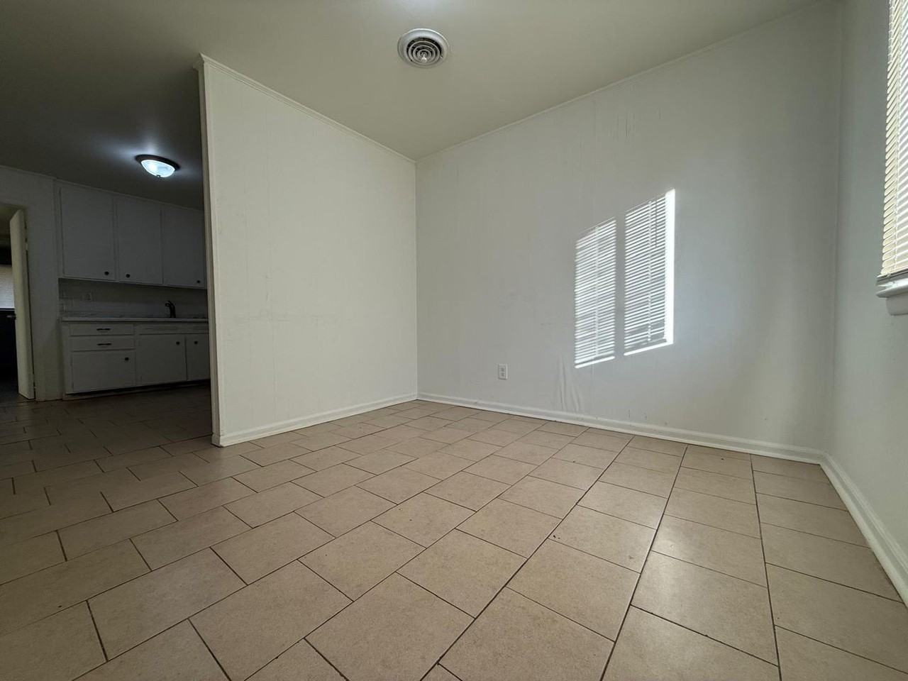 426 Brookview Dr - Photo 4 of 12