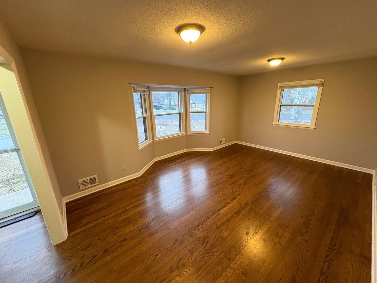 12725 Bristol Ave - Photo 4 of 24