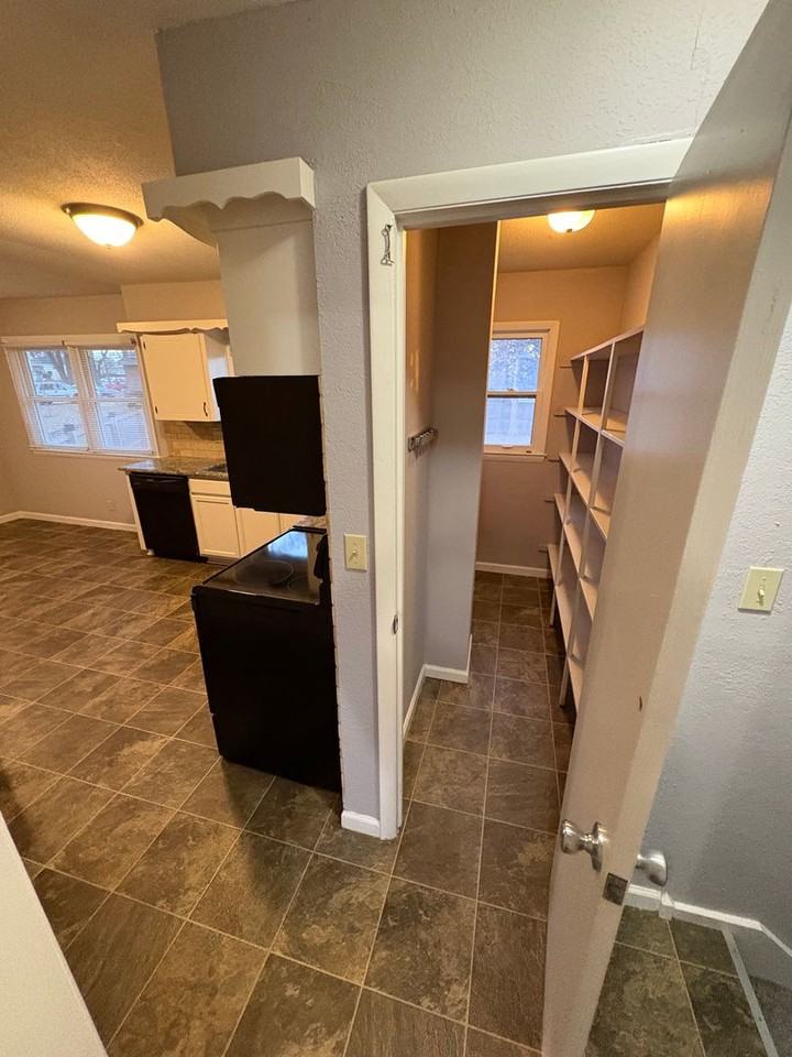 12725 Bristol Ave - Photo 7 of 24