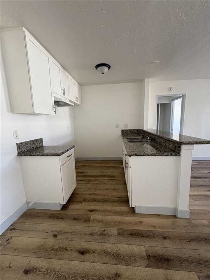 5505 Ackerfield Ave - Photo 3 of 24