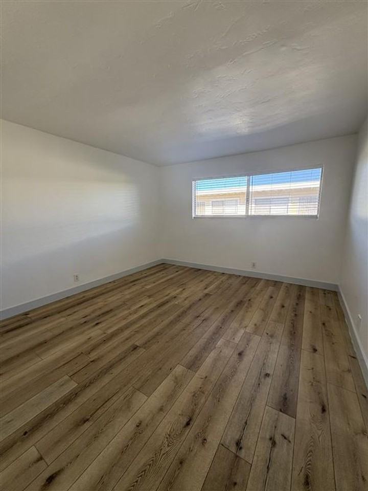 5505 Ackerfield Ave - Photo 6 of 24