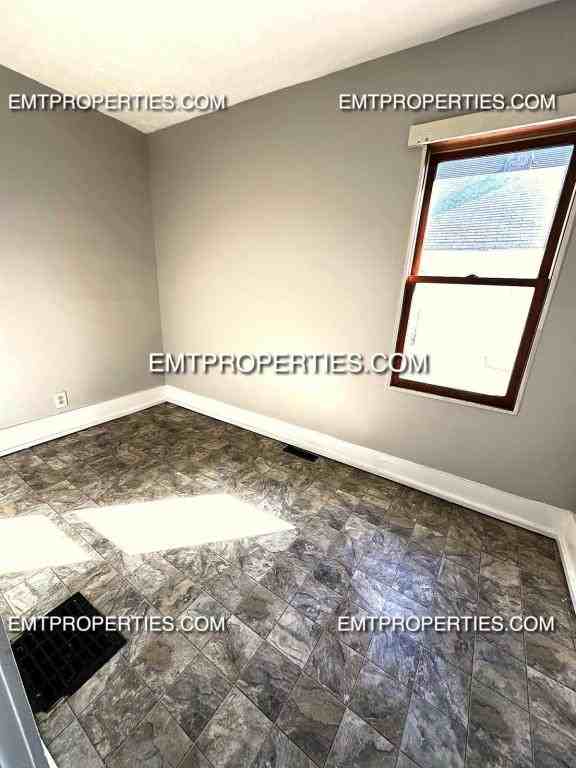 2037 Lexington Ave - Photo 2 of 8