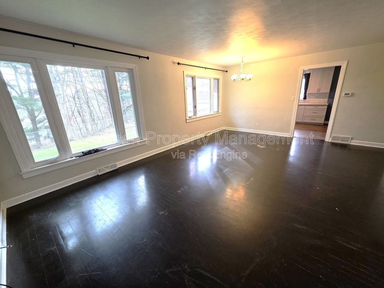 140 Parkridge Dr - Photo 2 of 10