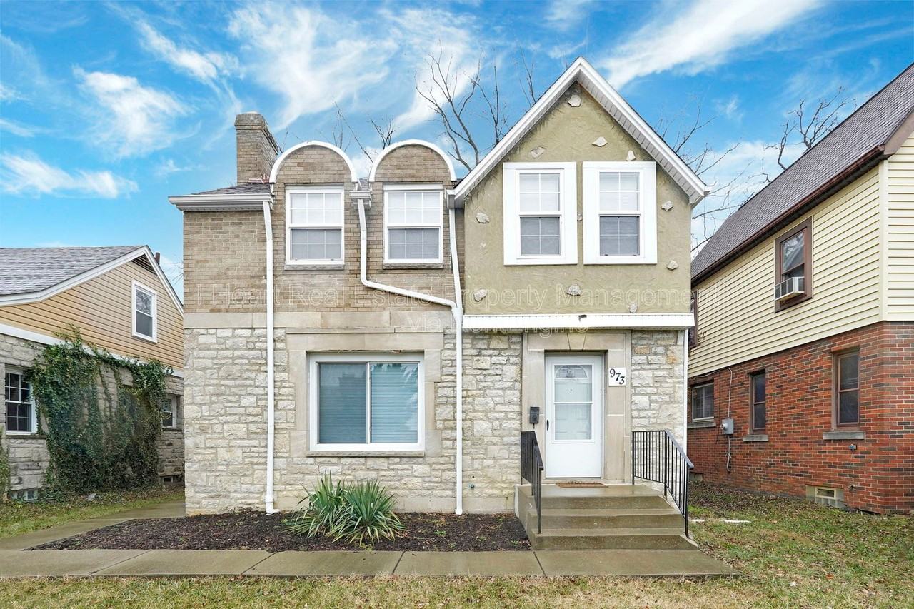 973 Kelton Ave - Photo 2 of 43