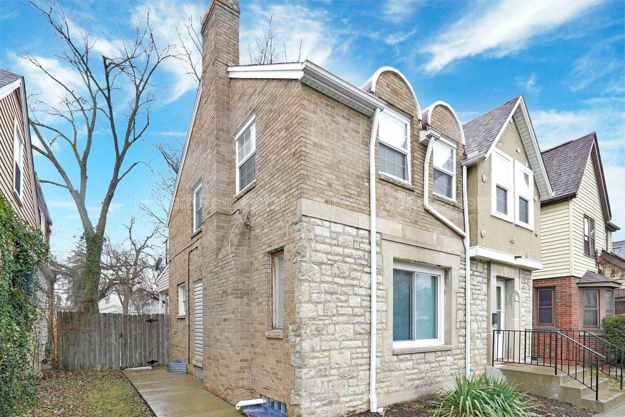 973 Kelton Ave - Photo 3 of 43