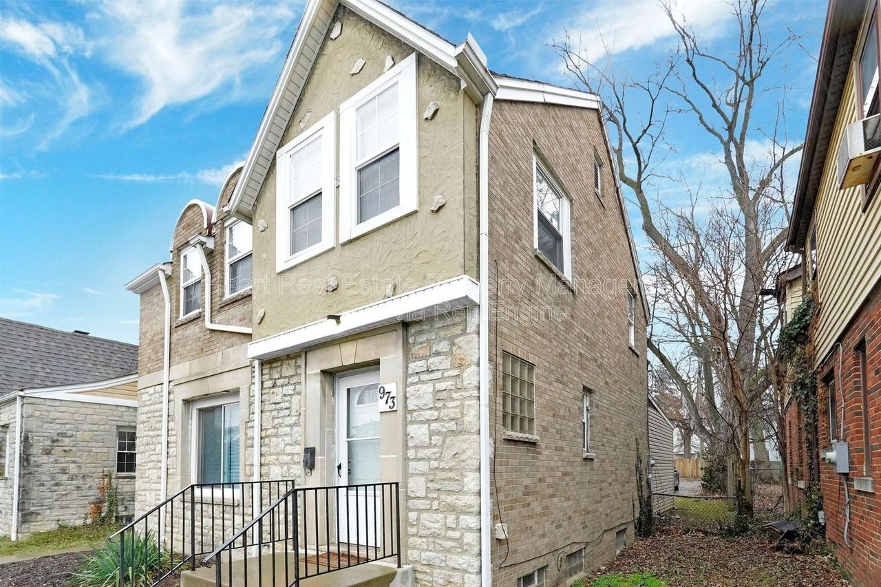 973 Kelton Ave - Photo 4 of 43