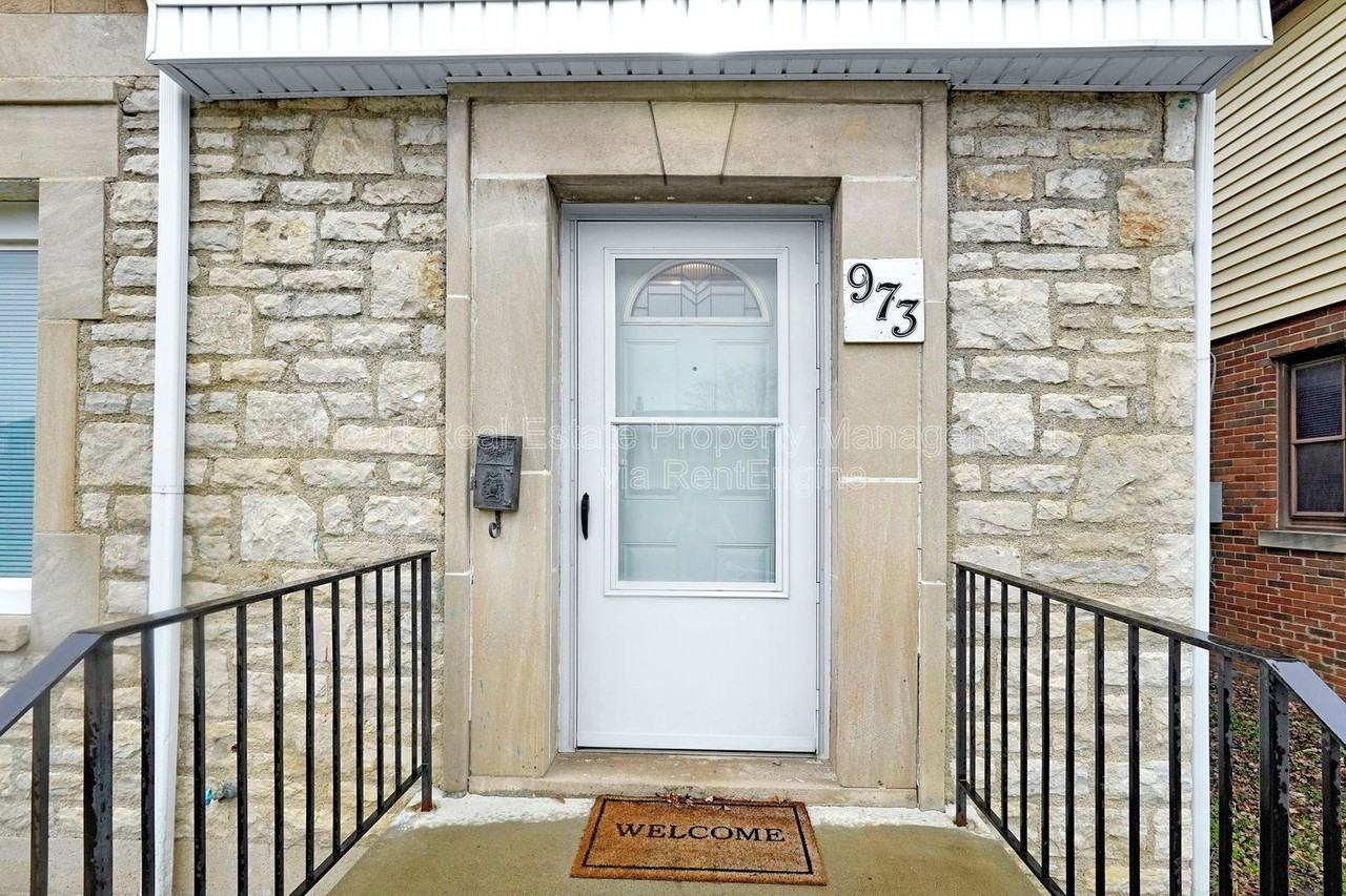 973 Kelton Ave - Photo 5 of 43