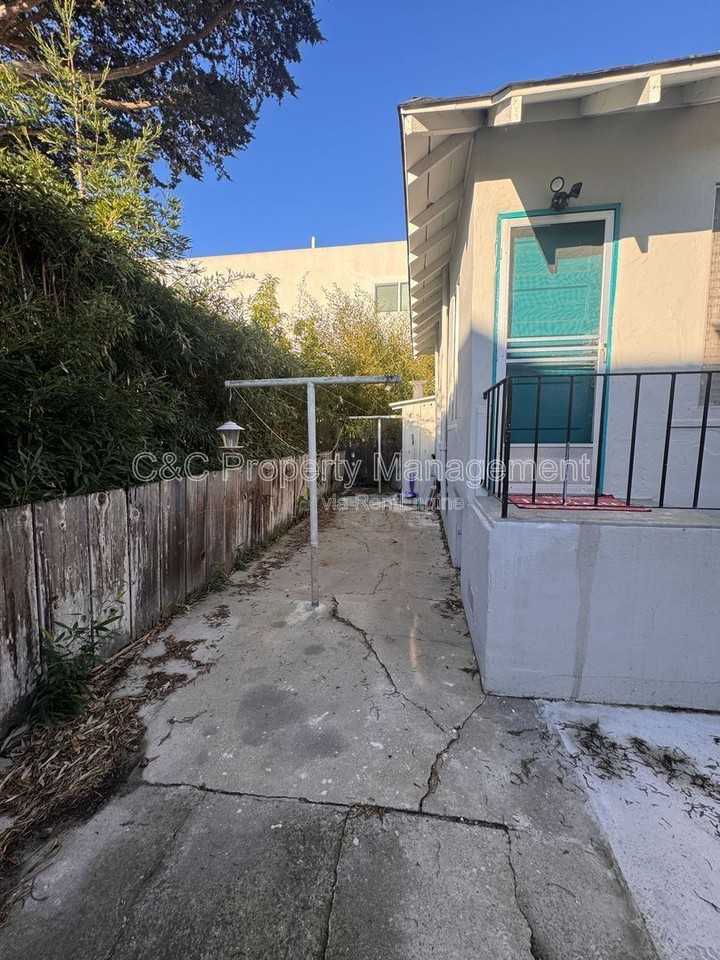 817 Wainwright St - Photo 3 of 18