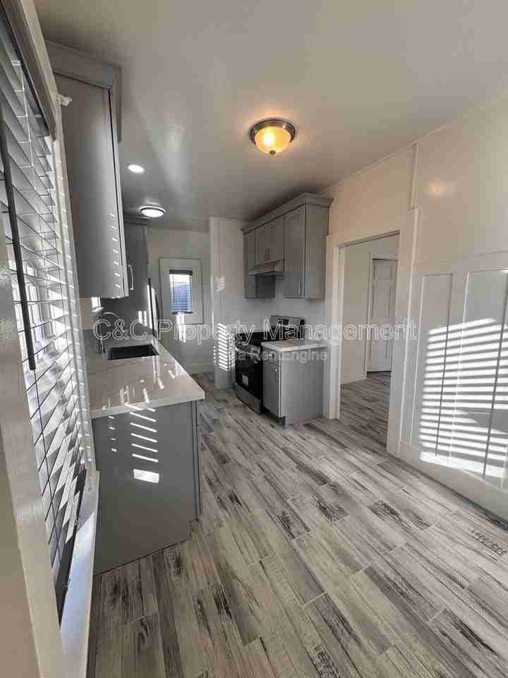 817 Wainwright St - Photo 5 of 18