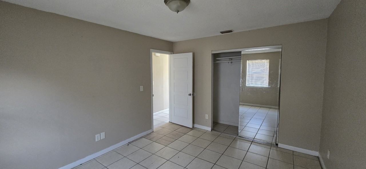 4237 Moncrief Rd W #3 - Photo 4 of 10