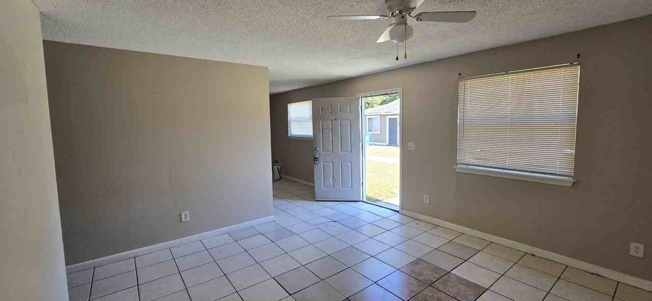 4237 Moncrief Rd W #3 - Photo 7 of 10