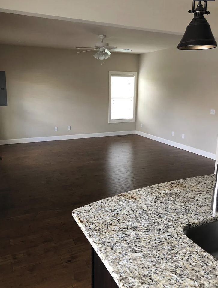 646 Cooper Sq - Photo 4 of 8