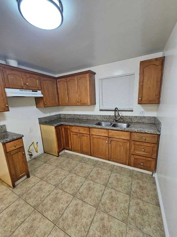 915 30th St - Photo 6 of 14