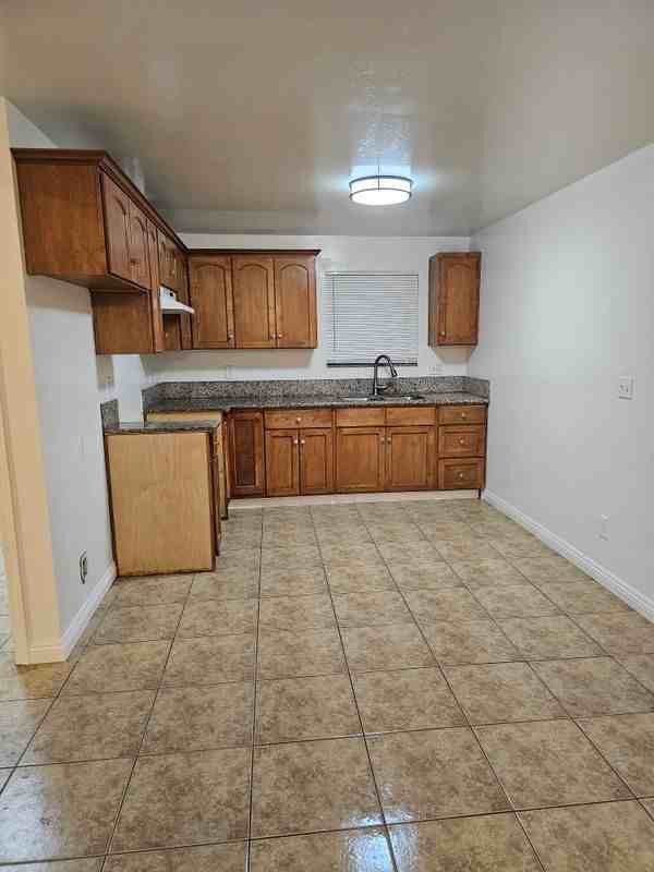 915 30th St - Photo 7 of 14