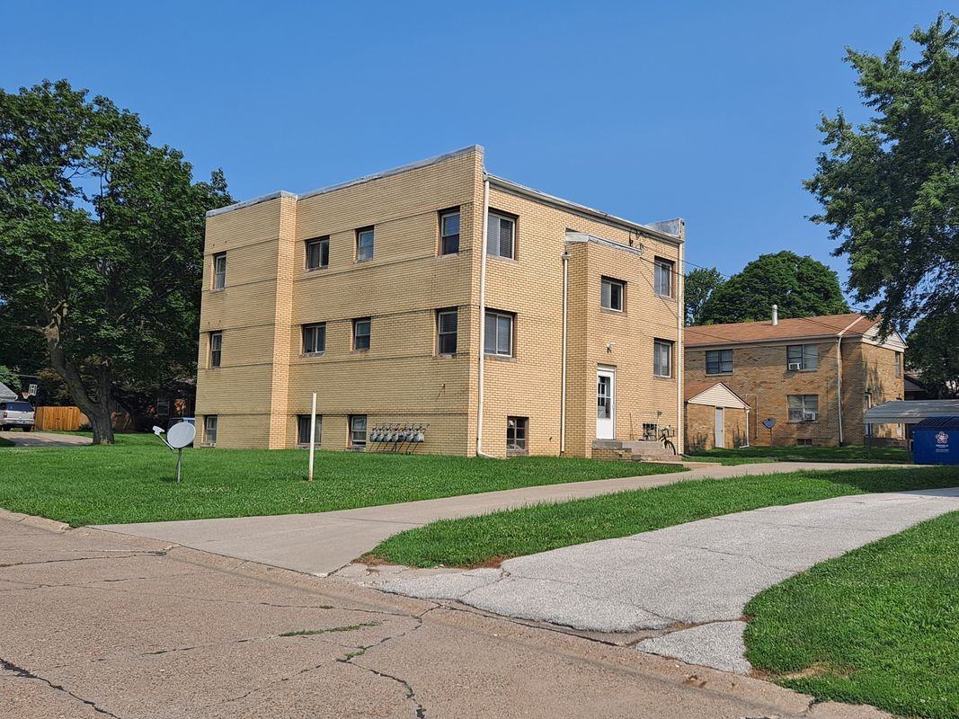 2025 21st St ##4 - Photo 2 of 15