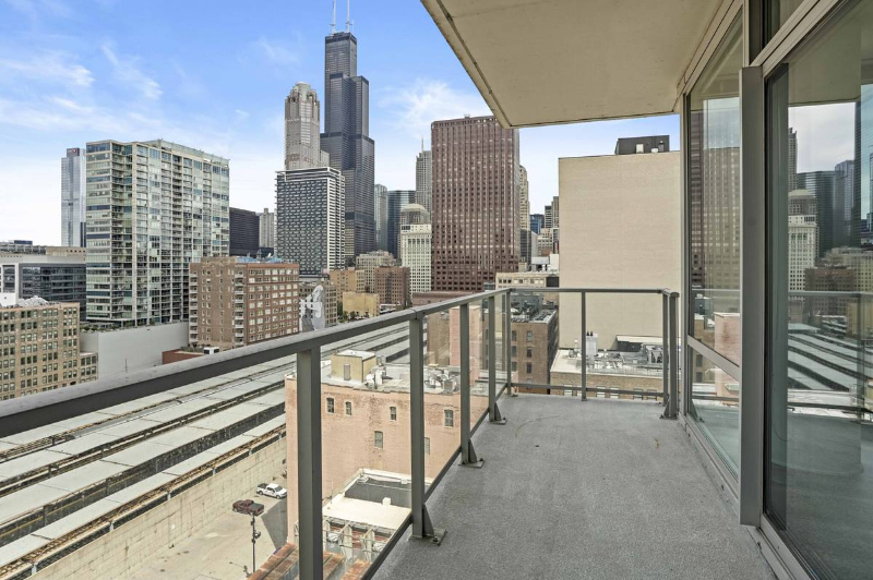 754 S Clark St - Photo 4 of 17