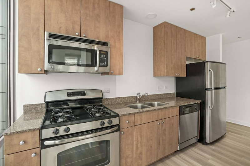 754 S Clark St - Photo 5 of 17