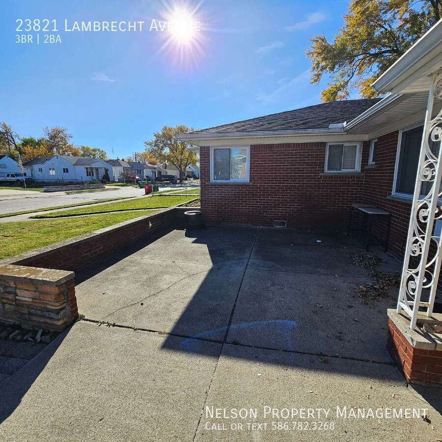 23821 Lambrecht Ave - Photo 3 of 28